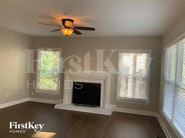 1520 Maplewood Ct — Photo 3