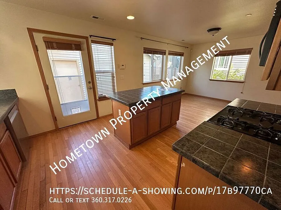 Beautiful 3 Bedroom 2.5 Bath Home With Bonus Room! — Photo 4