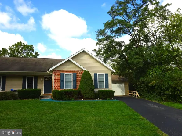 864 Queens Ct, Greencastle, PA 17225