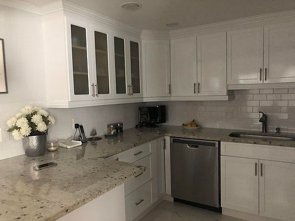 5th image of 306 Greenbrier A