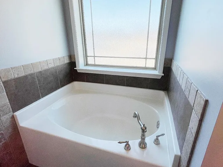 833 Cotswold Way — Photo 12