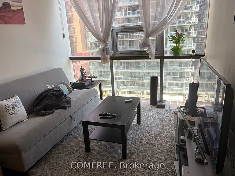393 King St W #807 — Photo 24
