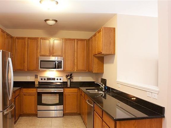 4th image of 216 W Oakbrook Dr #33