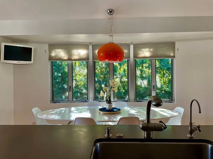 Kitchen table and 14ft island, perfect light, TV