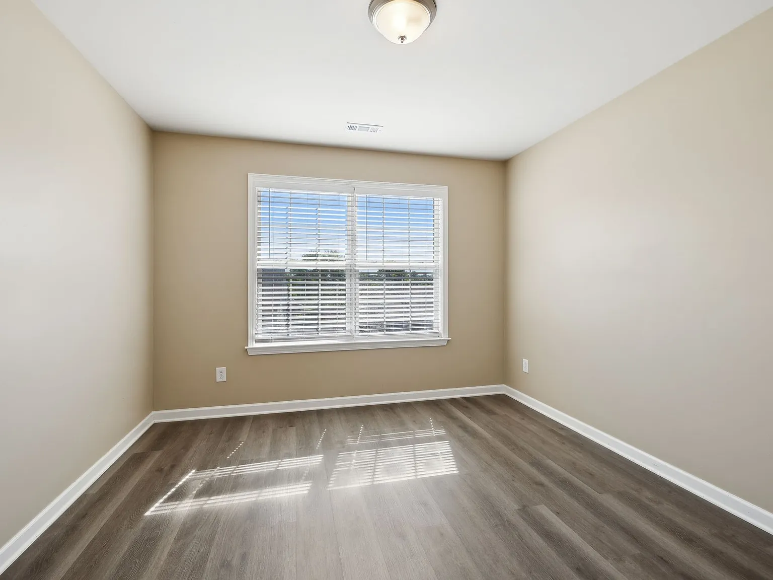 3 bed, 2.5 bath, 2516 sqft, $2,500 — Photo 4