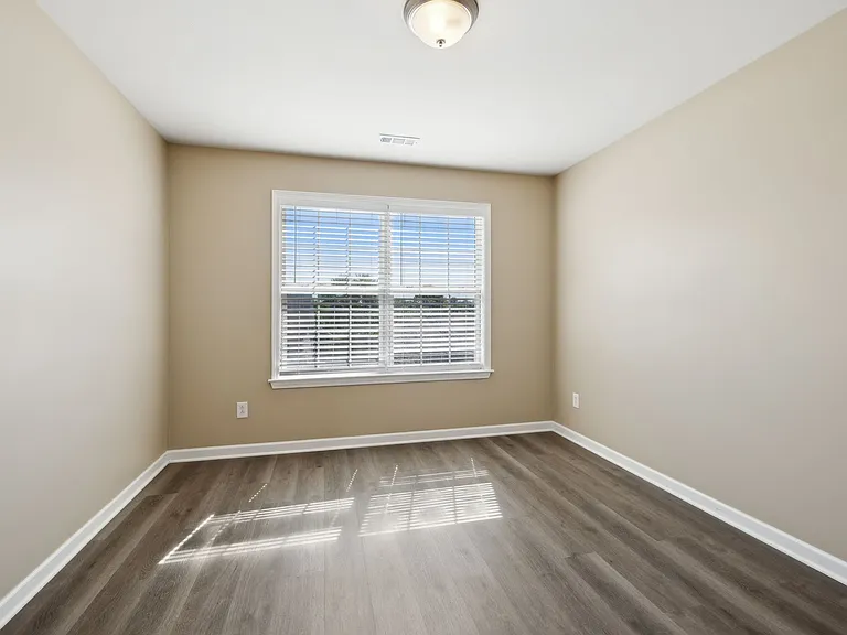 1030 Persimmon Dr — Photo 4