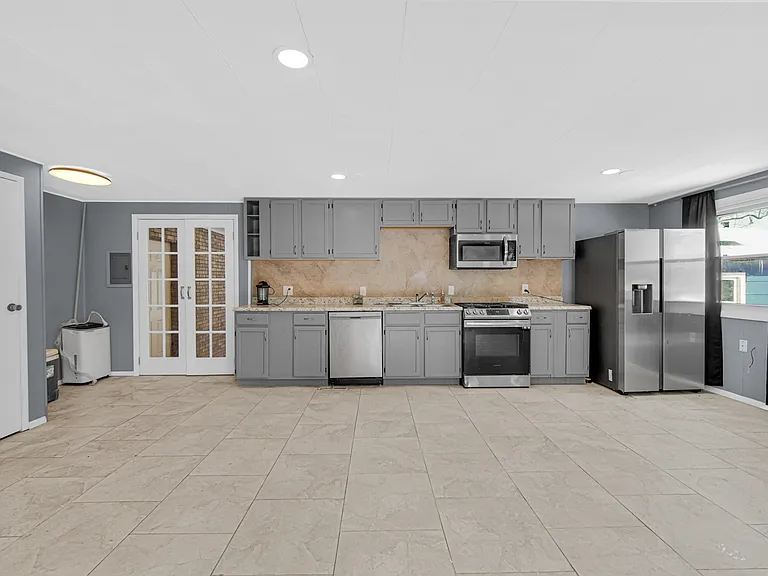 2322 W Loves Ln — Photo 2