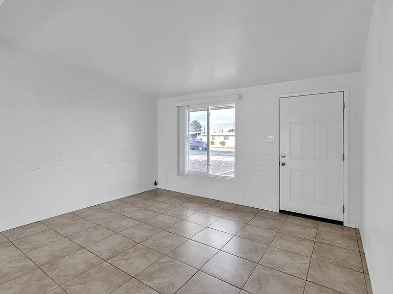 216 Whitton St — Photo 22