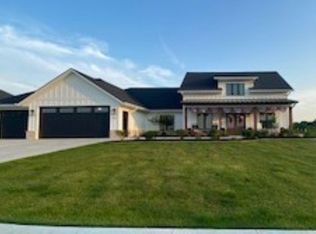 1275 Cherry Ridge Ct, Dubuque, IA 52003