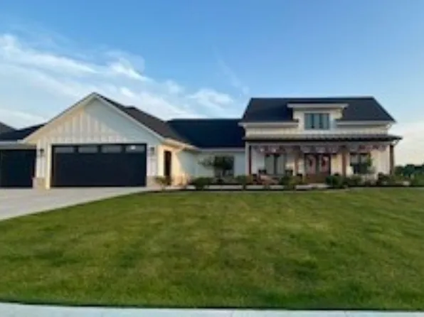 1275 Cherry Ridge Ct, Dubuque, IA 52003