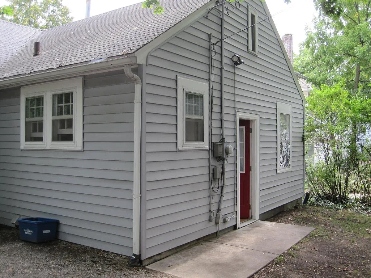 329 Center St — Photo 3