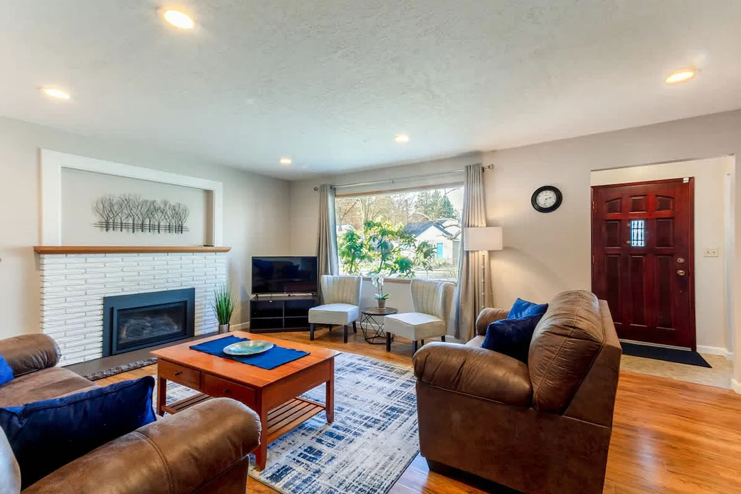 4 bed, 2.0 bath, 2195 sqft, $3,898 — Photo 3