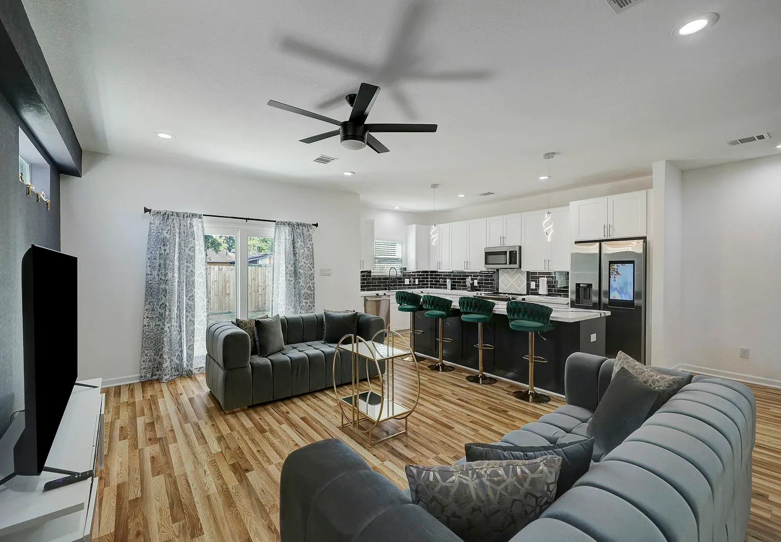 5126 Lyndhurst Drive, Unit B — Photo 4