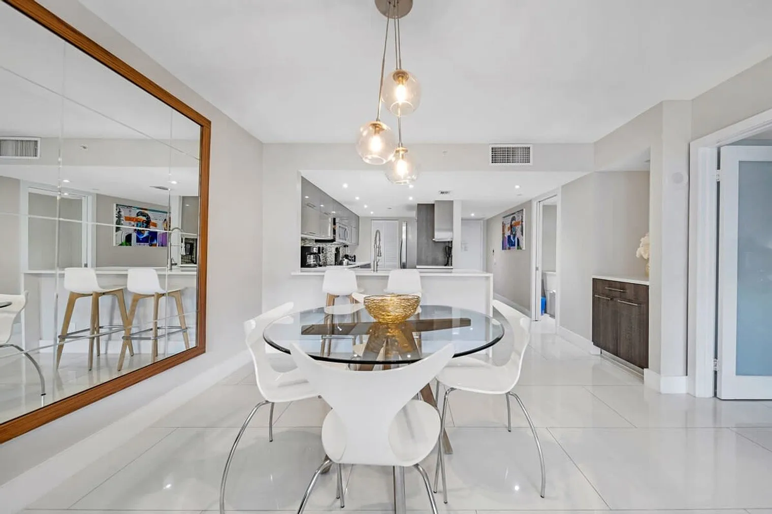 1 bed, 1.0 bath, 1065 sqft, $4,923 — Photo 2