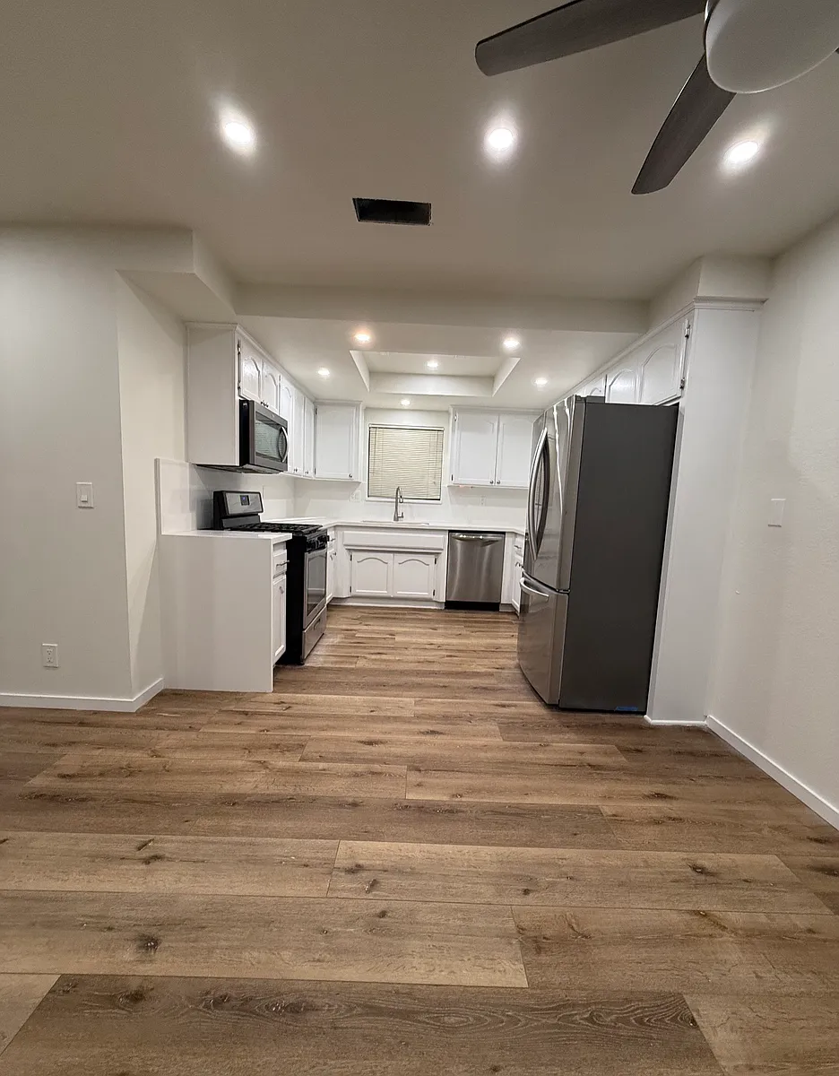 Building Photo - 336 Penn St #D