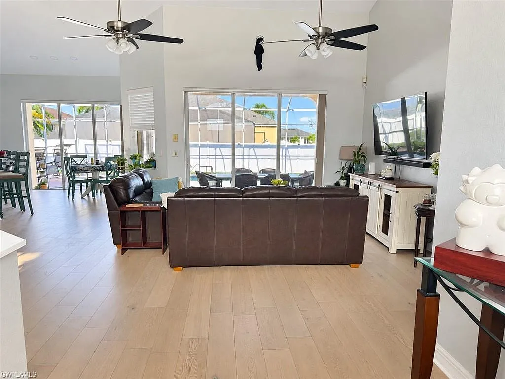 3 bed, 3.0 bath, 2398 sqft, $3,500 — Photo 2