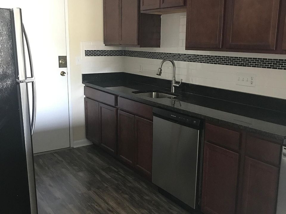 2nd image of 1461 Vfw Pkwy APT C38