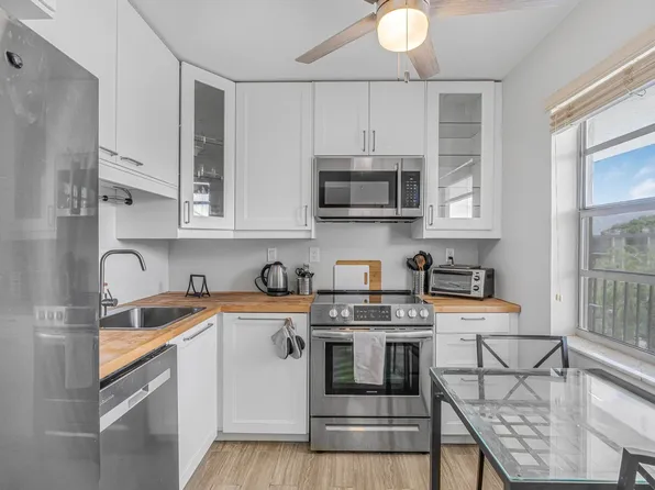 3000 NW 48th Terrace #423, Lauderdale Lakes, FL 33313