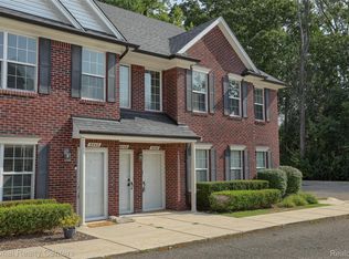8455 Williamstown Dr, Shelby Township, MI 48316