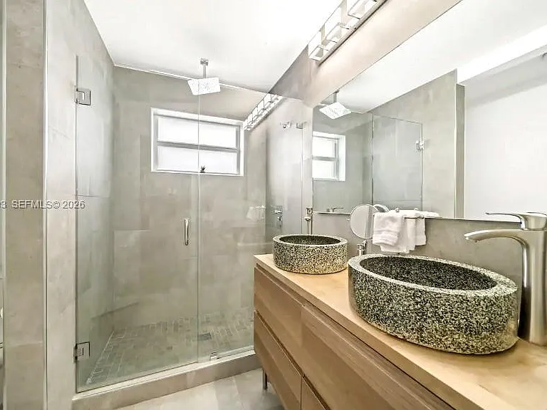909 N 13th Ct — Photo 15