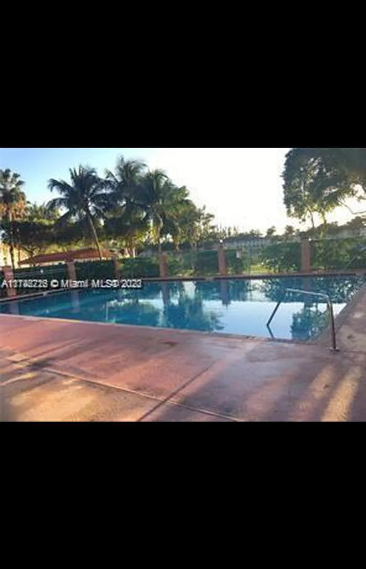 3 bed, 1024 sqft, $2,145 — Photo 3