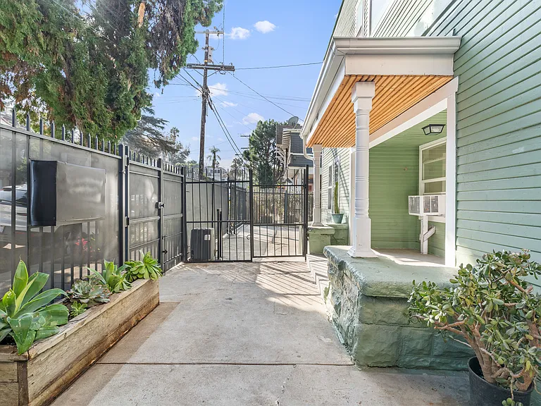 1071 Laguna Ave #1071 — Photo 5
