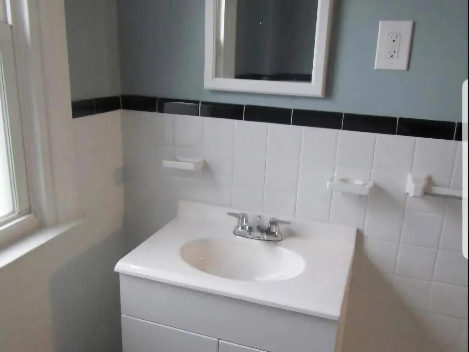 942 Pratt St — Photo 1