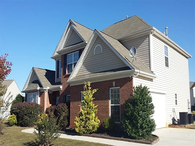 5 bed, 3.5 bath, 2700 sqft, $2,740 — Photo 2