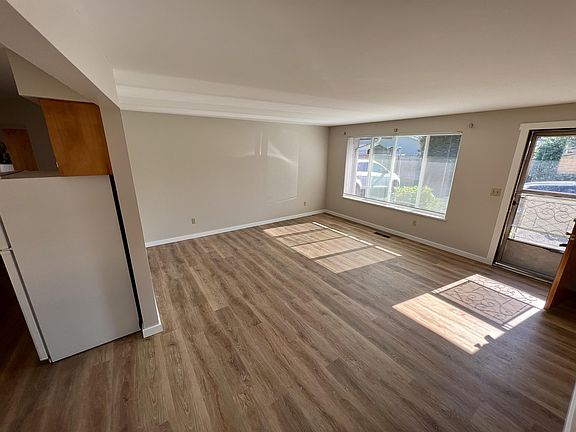 3rd image of 1008 W Pioneer