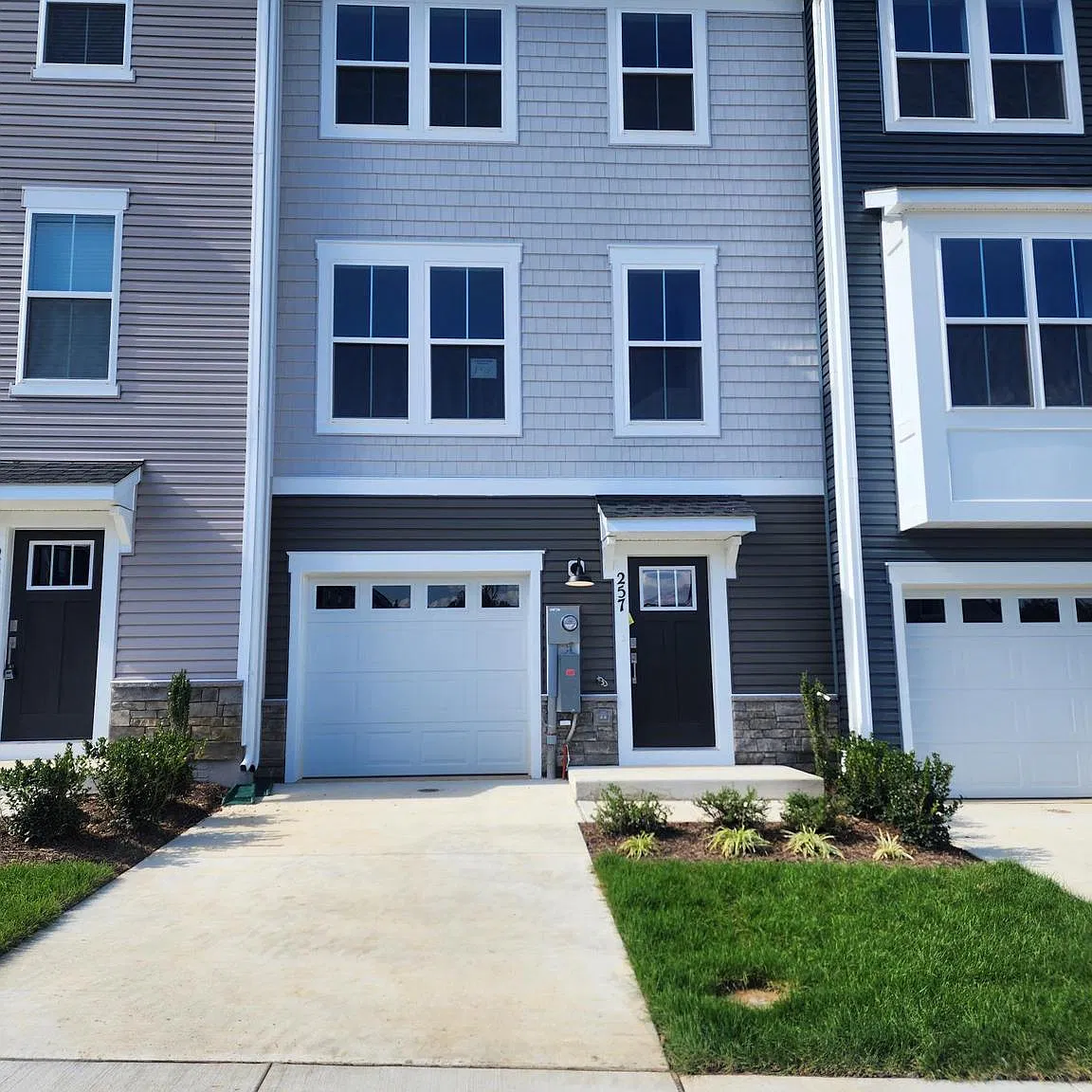 3 bed, 2.5 bath, 1838 sqft, $1,950 — Photo 1