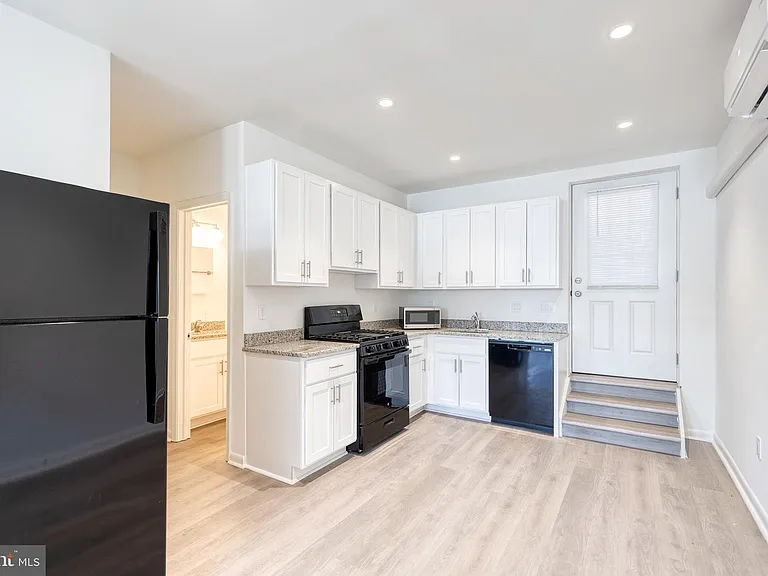 714 S Broadway — Photo 12