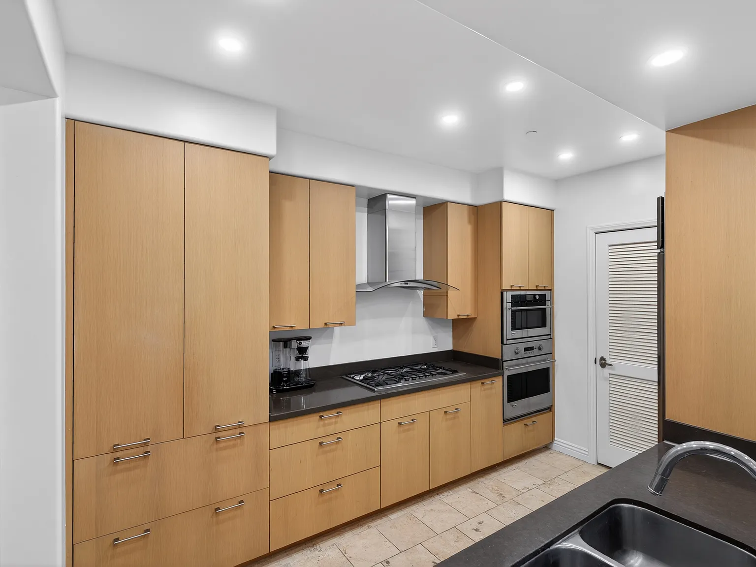 2 bed, 2.5 bath, 1335 sqft, $5,895 — Photo 3