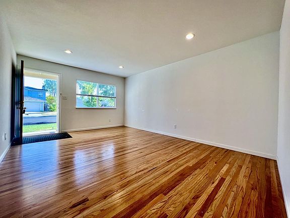 3rd image of 6483 Windsor Ln
