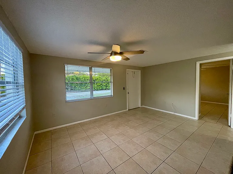 619 Shore Rd — Photo 3