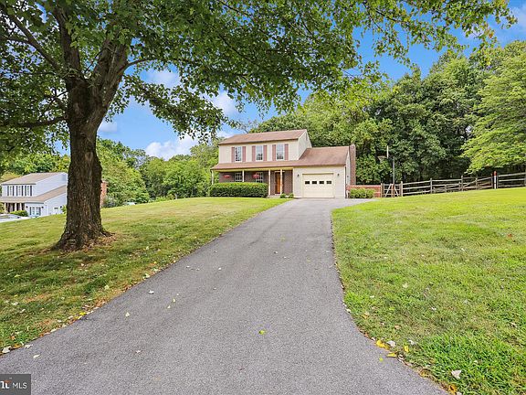 3rd image of 25 Blackburn Ct