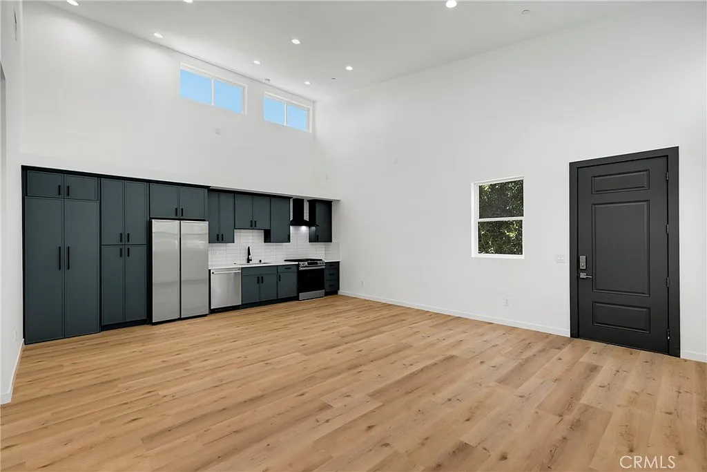 2 bed, 1200 sqft, $4,500 — Photo 1