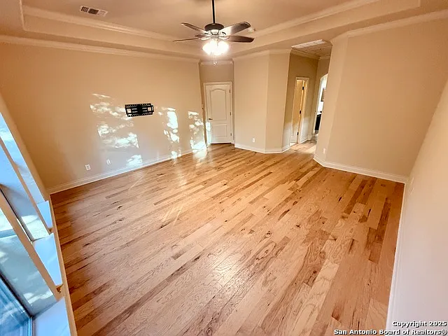 215 Evans Oak Ln — Photo 14