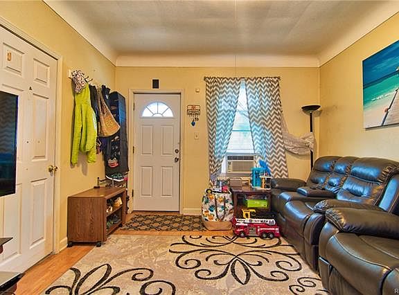 4th image of 2326 Holmes St