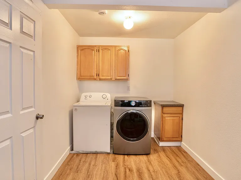 1136 W 9th St — Photo 11