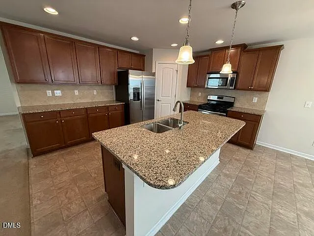 3 bed, 2.5 bath, 2392 sqft, $2,200 — Photo 4