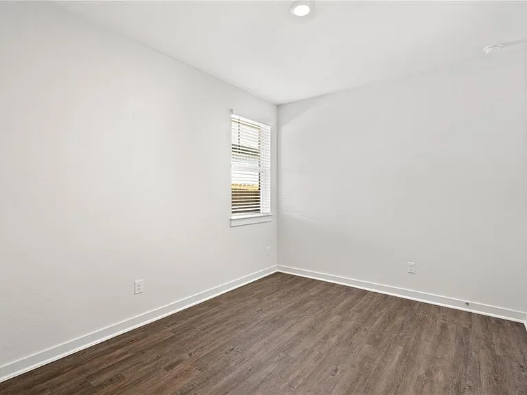 1012 Paddock Ln — Photo 9