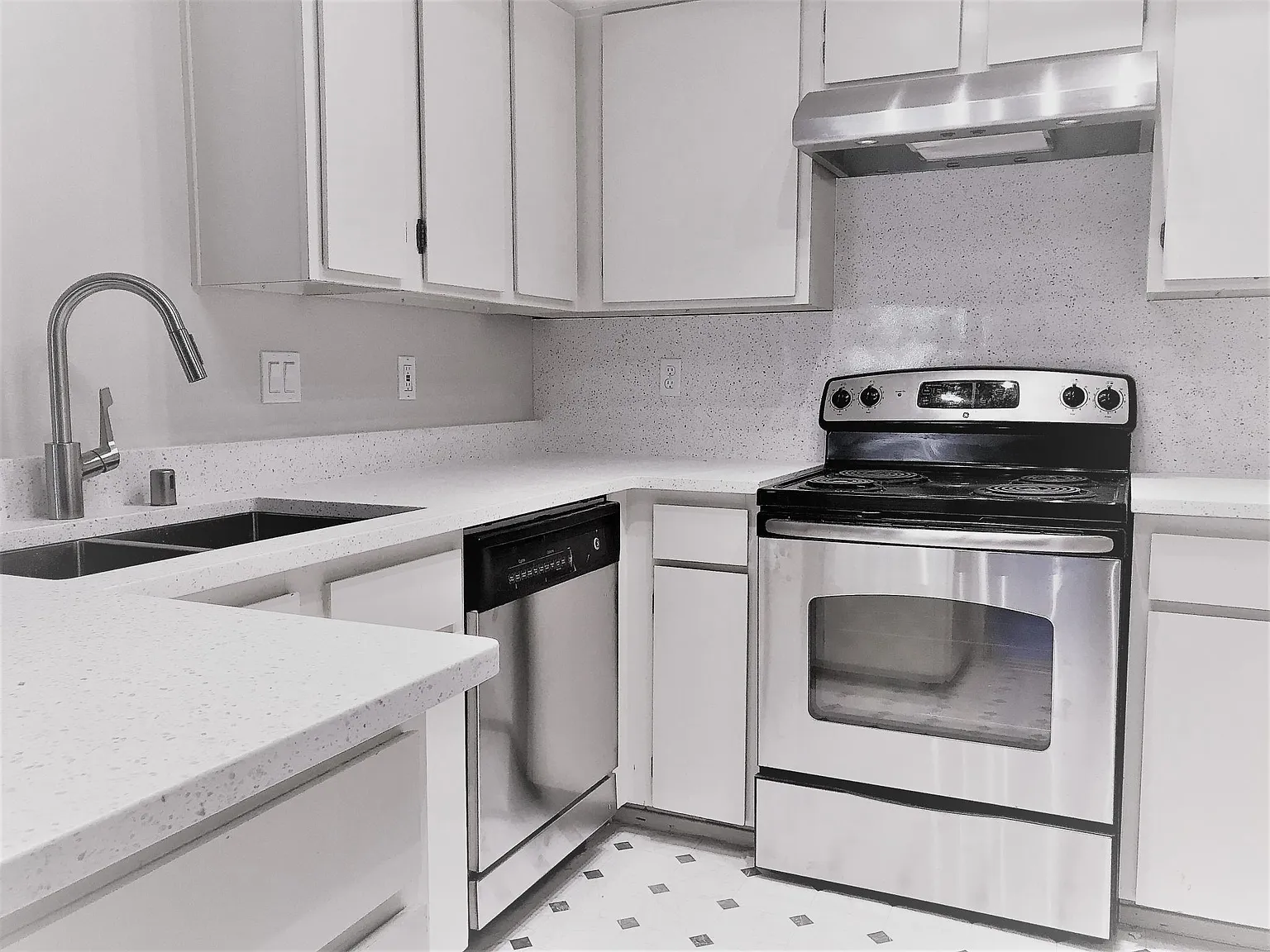 1354 Bellevue Way NE — Photo 2