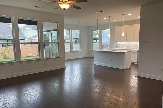 3 bed, 2.5 bath, 2128 sqft, $2,495 — Photo 4