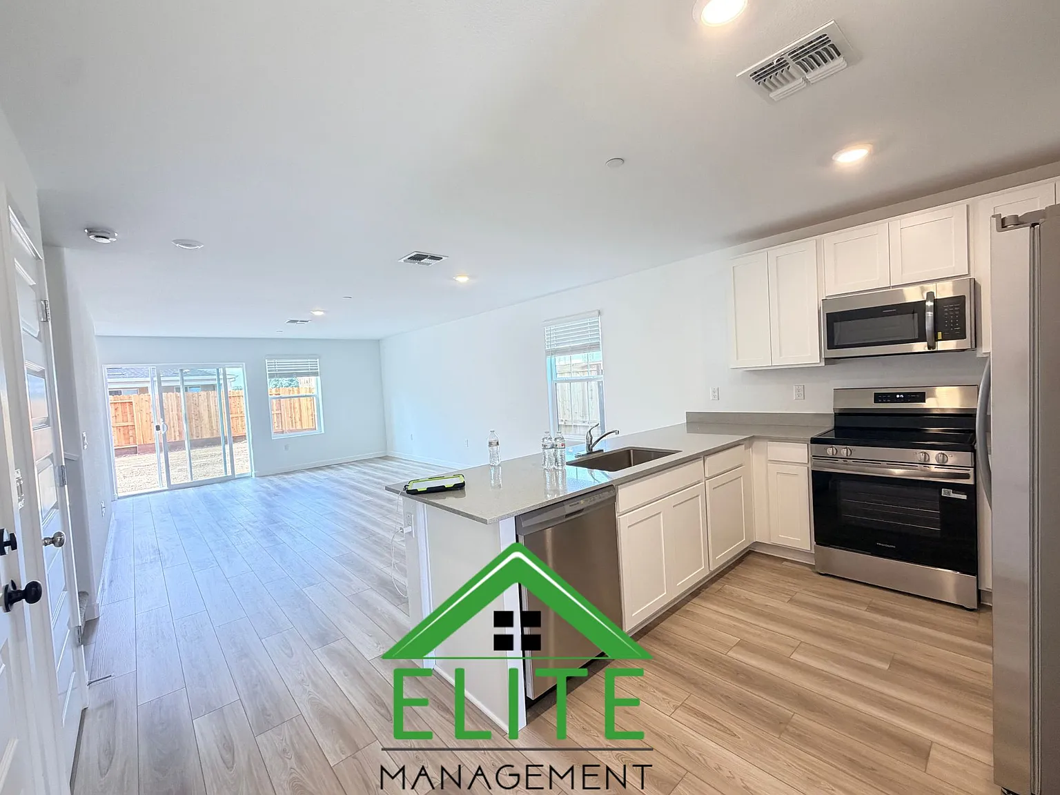 4 bed, 2.5 bath, 1900 sqft, $3,295 — Photo 2