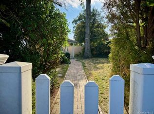 1 Finnin Pl, Bayville, NY 11709