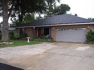 2nd image of 715 E Laurel Pointe Dr