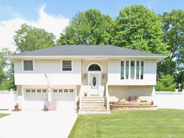 61 Yale Avenue, Oakdale, NY 11769