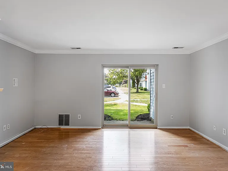 419 Atlanta Ct — Photo 6