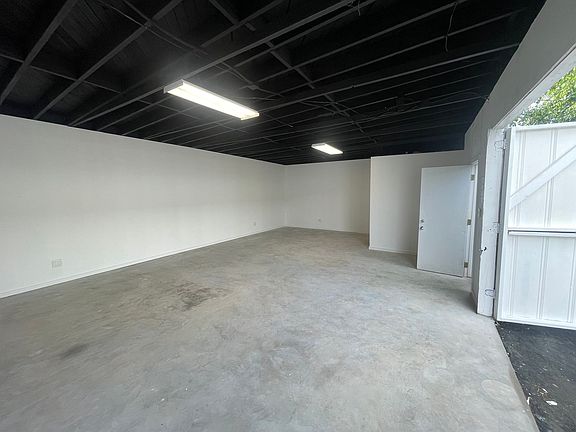 3rd image of 2646 La Cienega Ave Studio 1