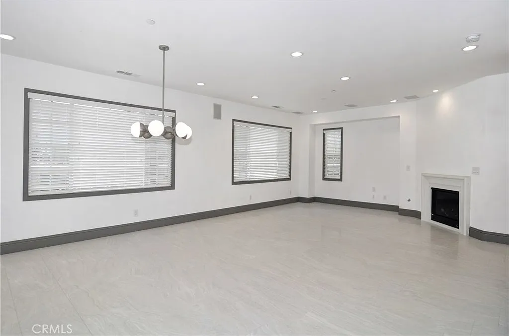 4 bed, 3.5 bath, 2450 sqft, $5,400 — Photo 2